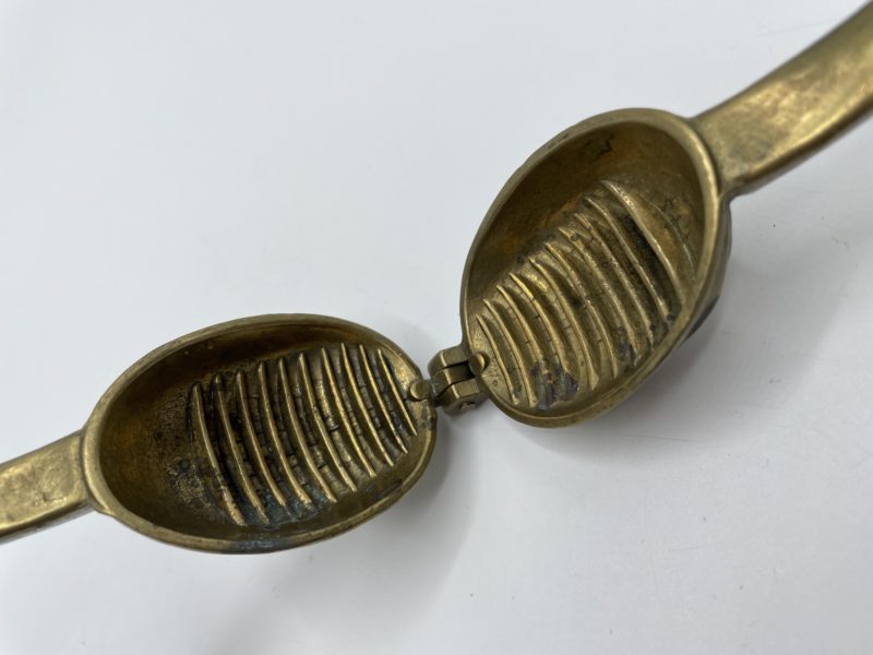 Casse-noix laiton doré ancien vintage – Image 4
