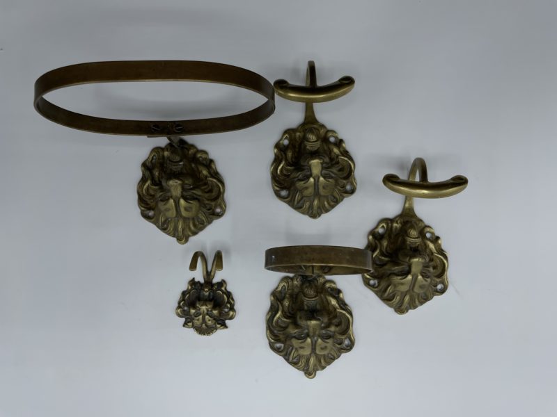 Lot patères et porte serviette vintage pour salle de bain lion en étain doré – Image 4