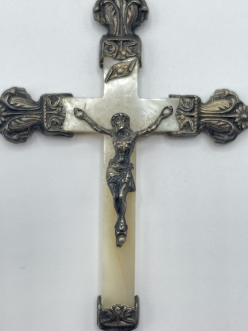 Pendentif croix en nacre et métal – Image 2