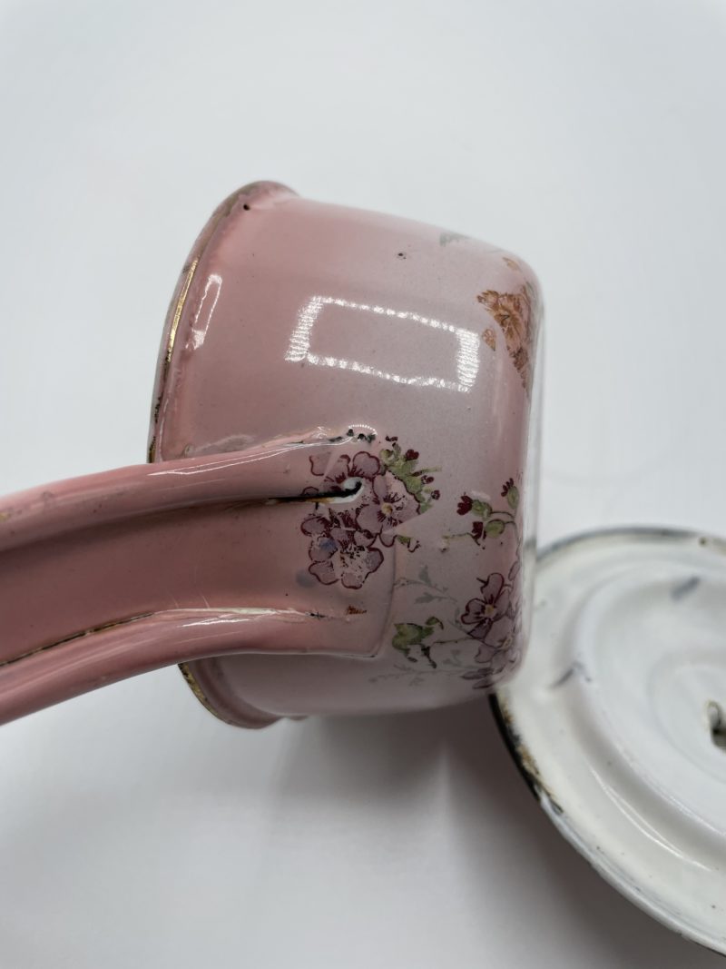 Petite casserole en métal émaillé vintage rose – Image 5