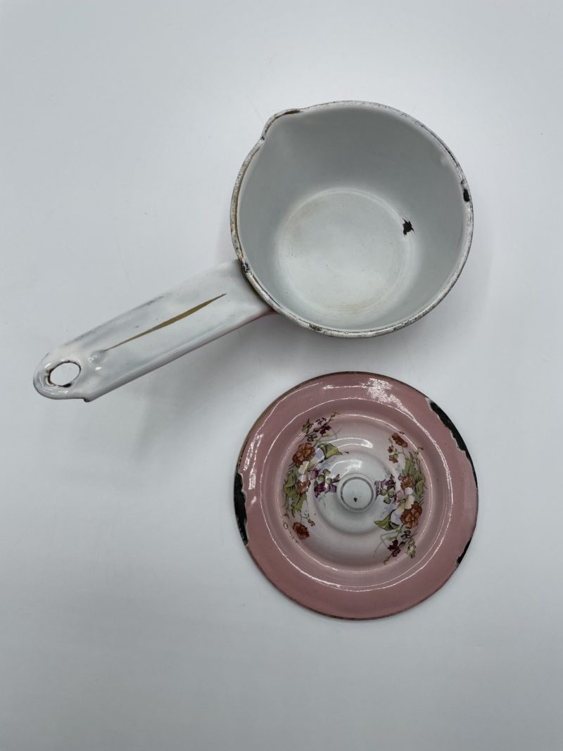 Petite casserole en métal émaillé vintage rose – Image 6