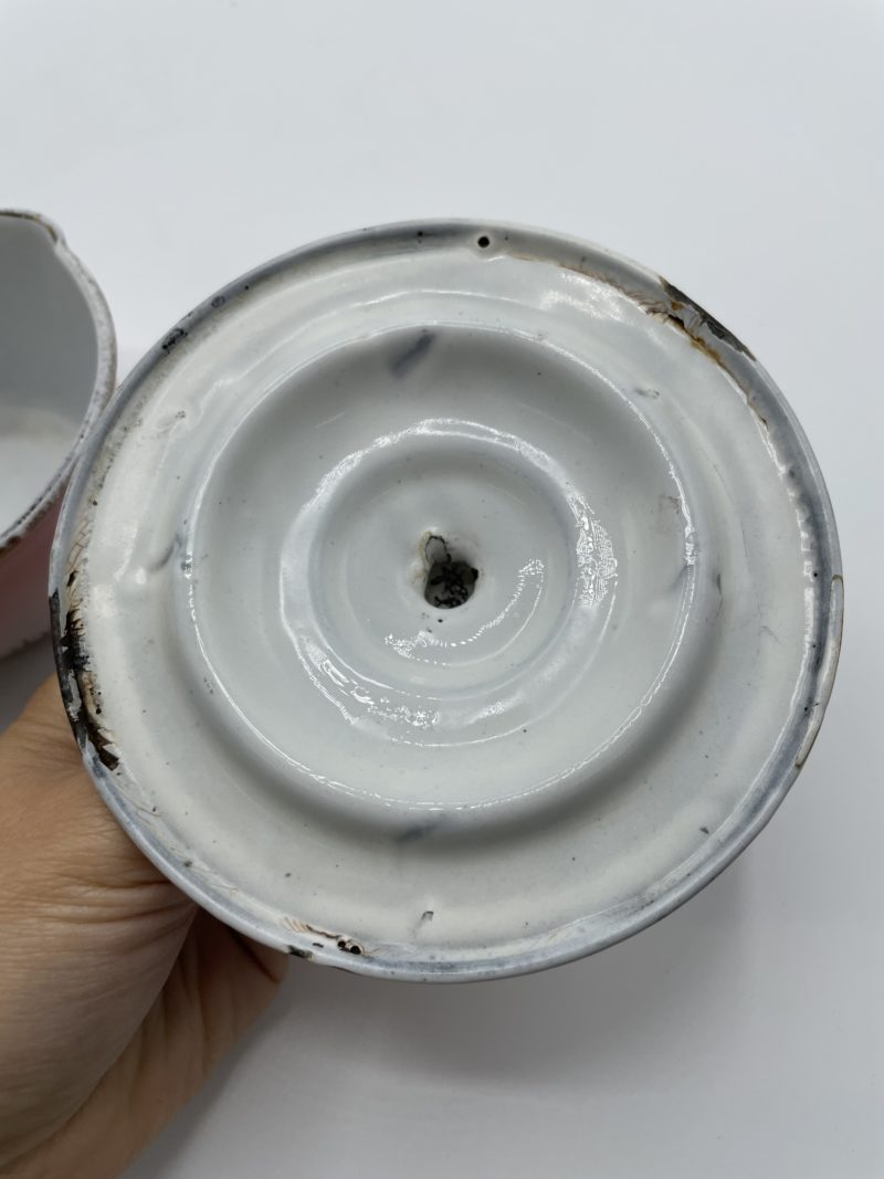 Petite casserole en métal émaillé vintage rose – Image 4