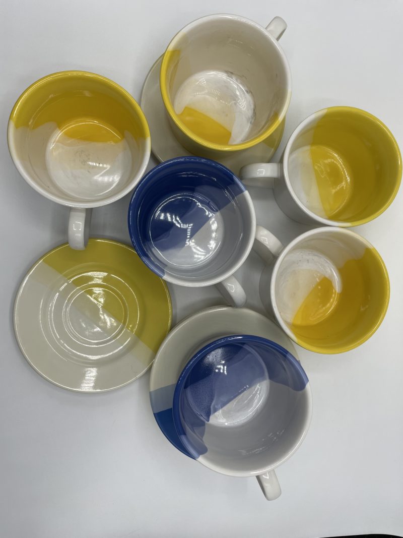 Mugs Just mugs made in England jaune et bleu avec soucoupes en porcelaine – Image 5