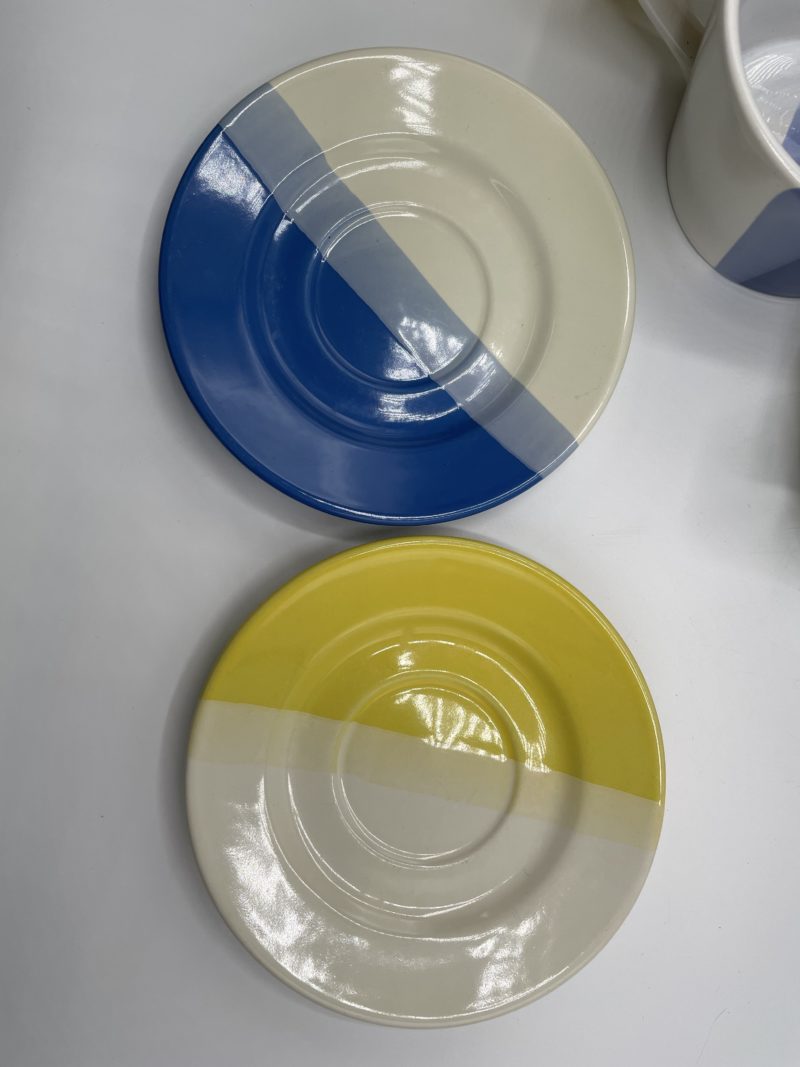 Mugs Just mugs made in England jaune et bleu avec soucoupes en porcelaine – Image 6