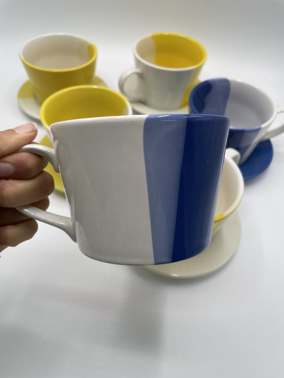 Mugs Just mugs made in England jaune et bleu avec soucoupes en
