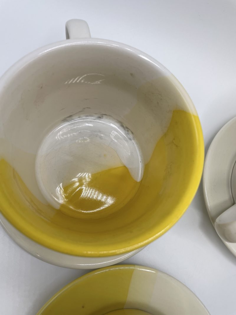 Mugs Just mugs made in England jaune et bleu avec soucoupes en porcelaine – Image 4