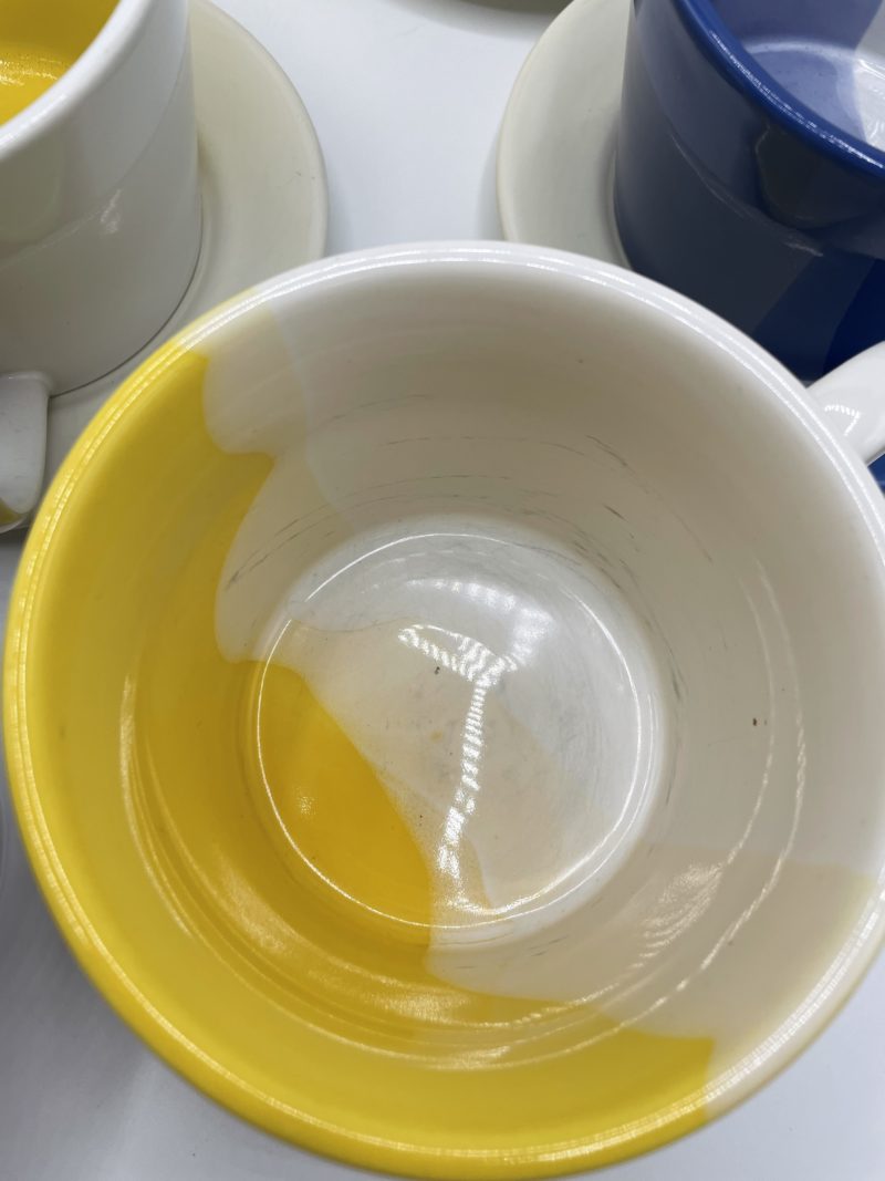 Mugs Just mugs made in England jaune et bleu avec soucoupes en porcelaine – Image 3