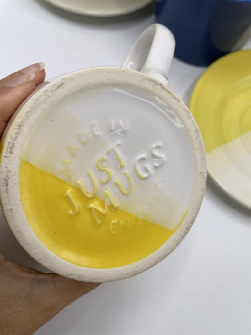 Mugs Just mugs made in England jaune et bleu avec soucoupes en porcelaine – Image 2