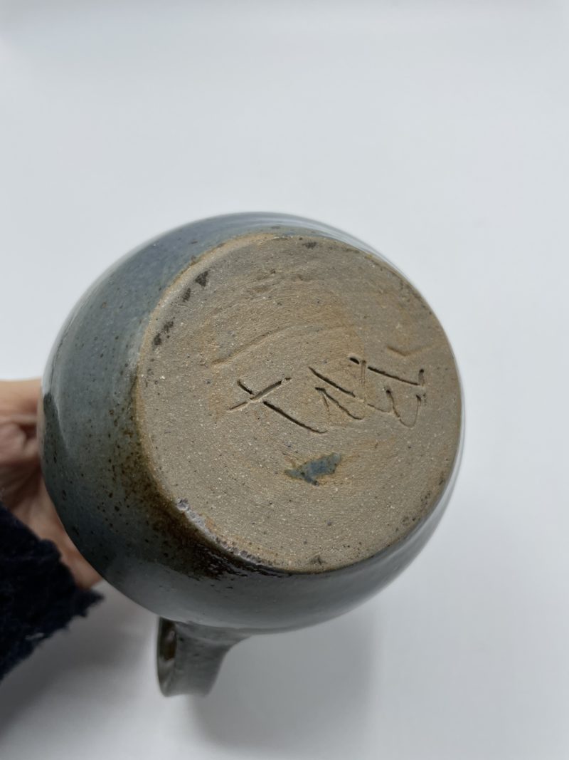Petite cruche vintage en grès bleu – Image 3
