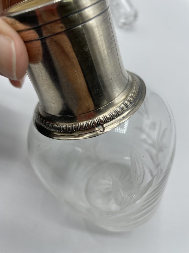 Petite carafe vintage en métal argenté et verre ciselé – Image 6