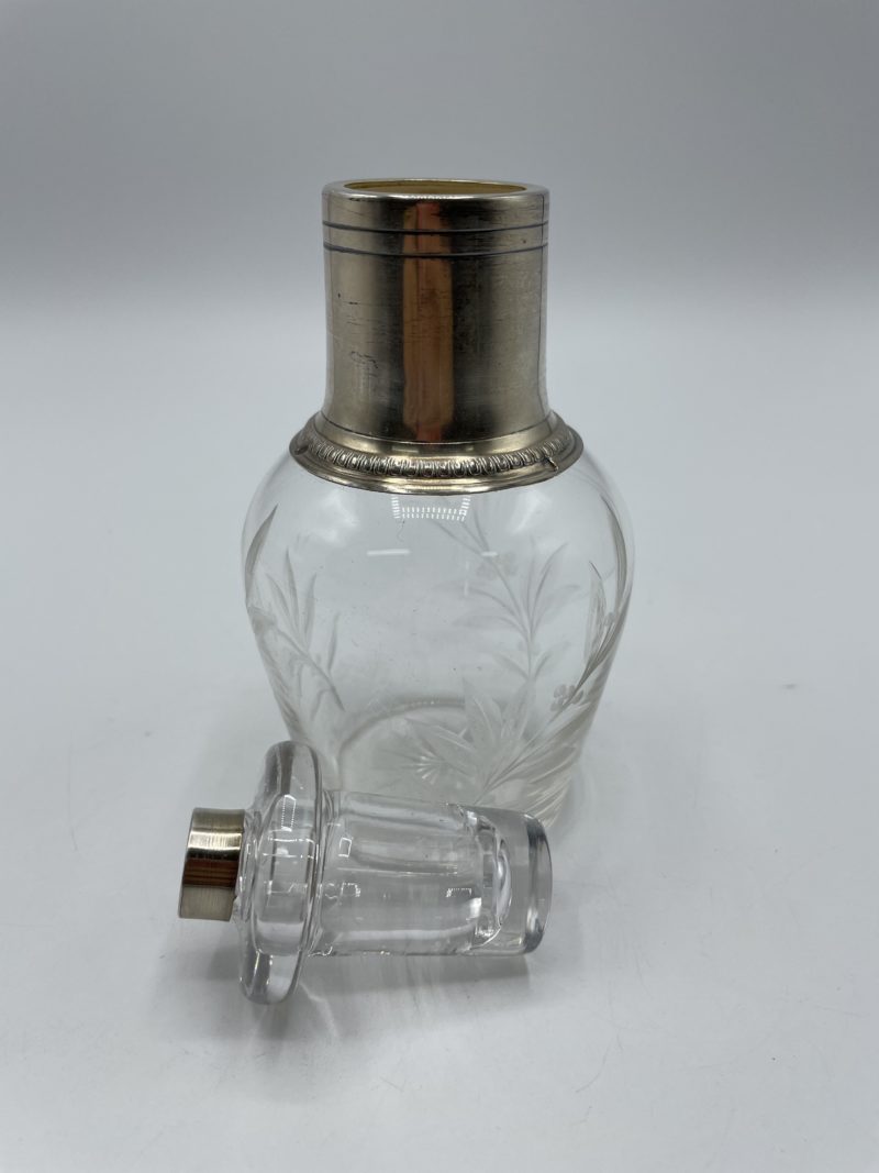 Petite carafe vintage en métal argenté et verre ciselé – Image 3