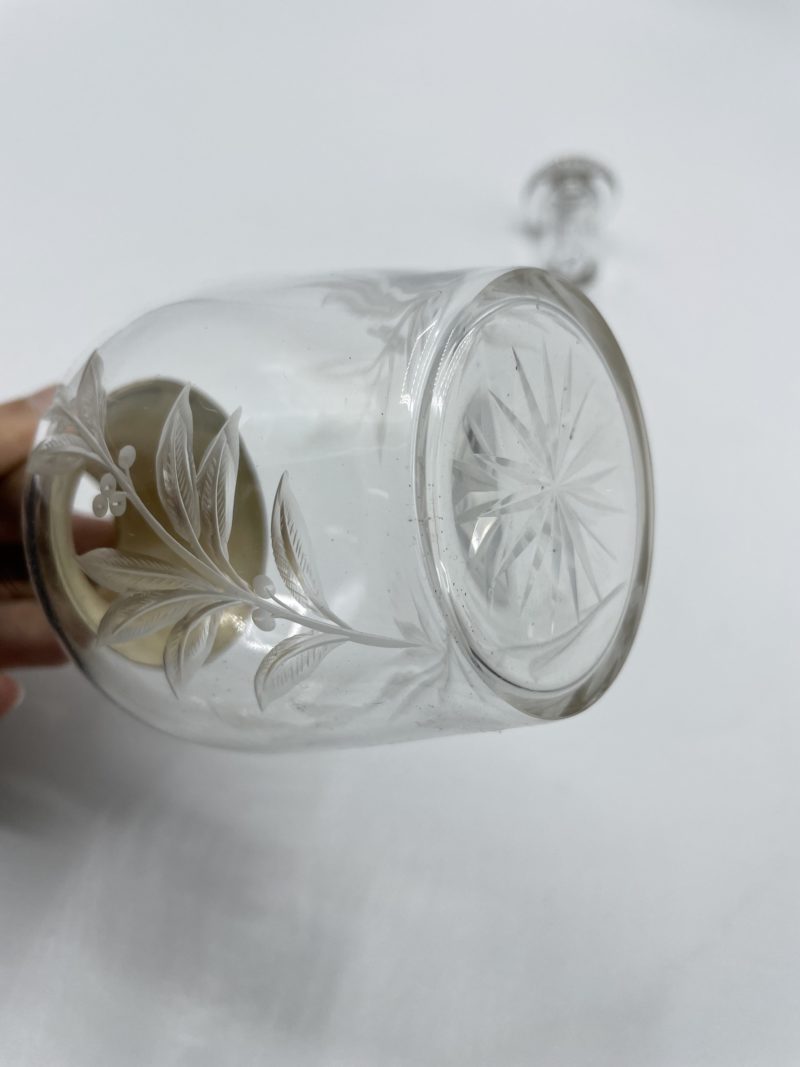Petite carafe vintage en métal argenté et verre ciselé – Image 2