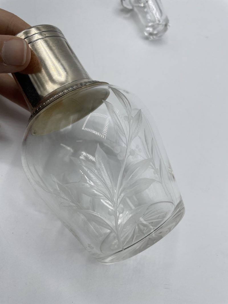 Petite carafe vintage en métal argenté et verre ciselé – Image 5