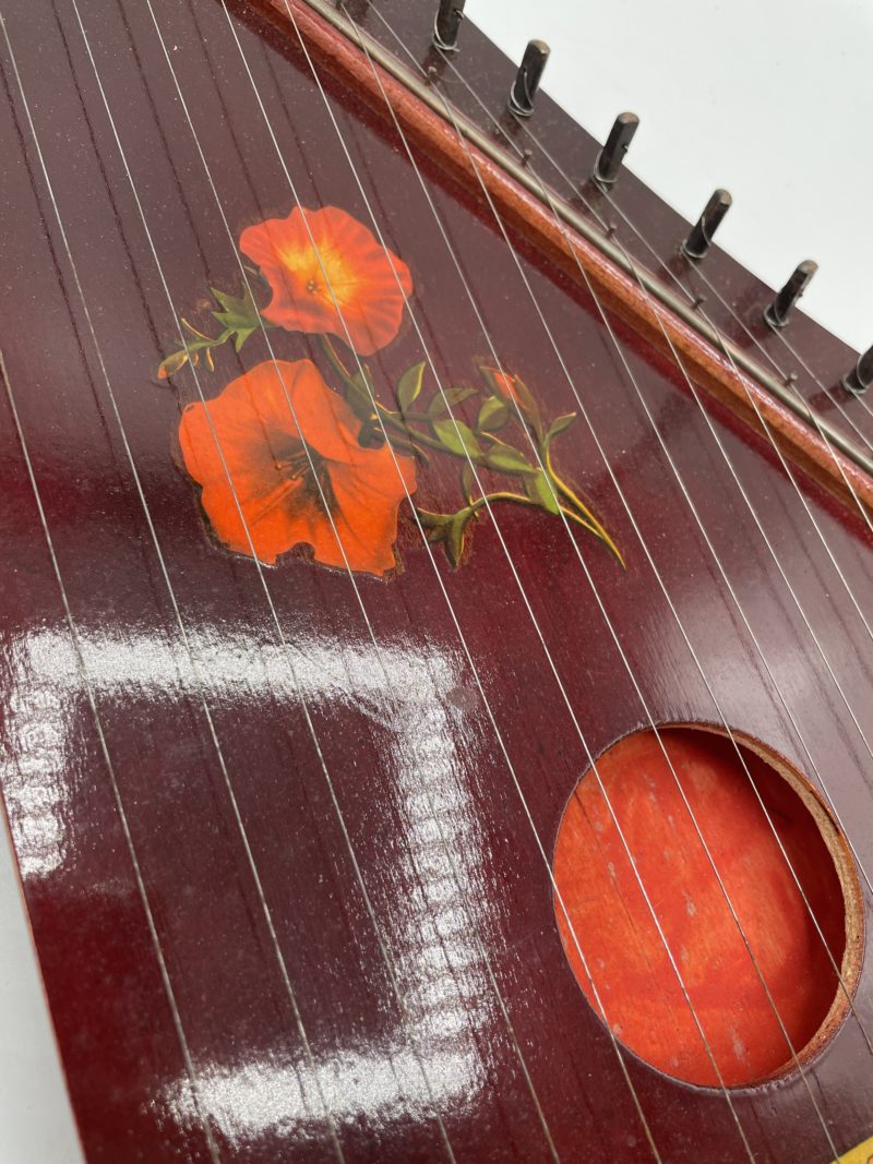 Cithare en bois laqué Jubel Töne  roses rouges – Image 2