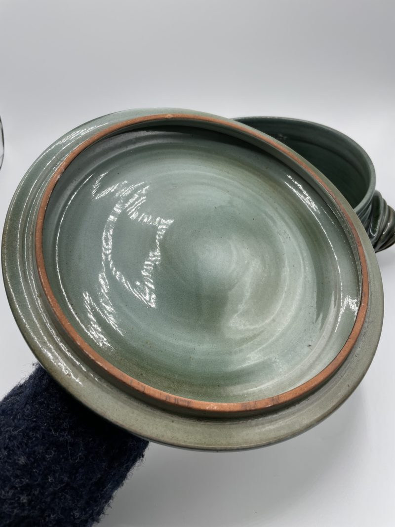 Cocotte ou terrine vintage ancienne en terre cuite émaillée vert bouteille – Image 4