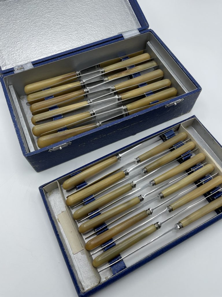 ANCIEN COFFRET ECRIN 24 COUTEAUX+ 4 COUVERTS de SERVICE Inox et corne