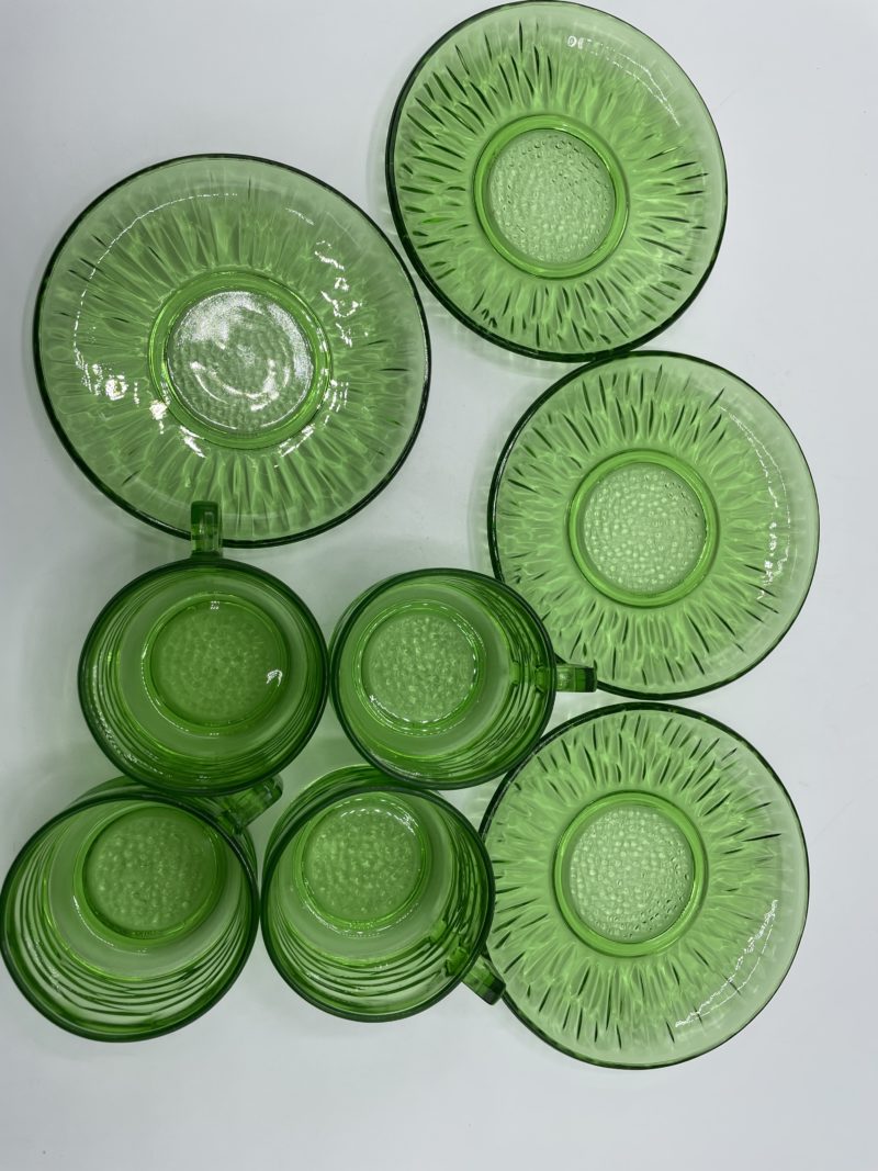 Lot de 4 tasses à café et soucoupes vintage en verre vert VERRECO – Image 2