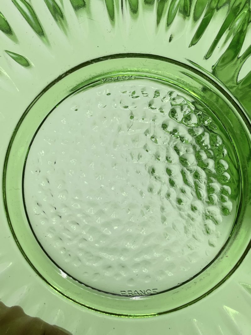 Lot de 4 tasses à café et soucoupes vintage en verre vert VERRECO – Image 4