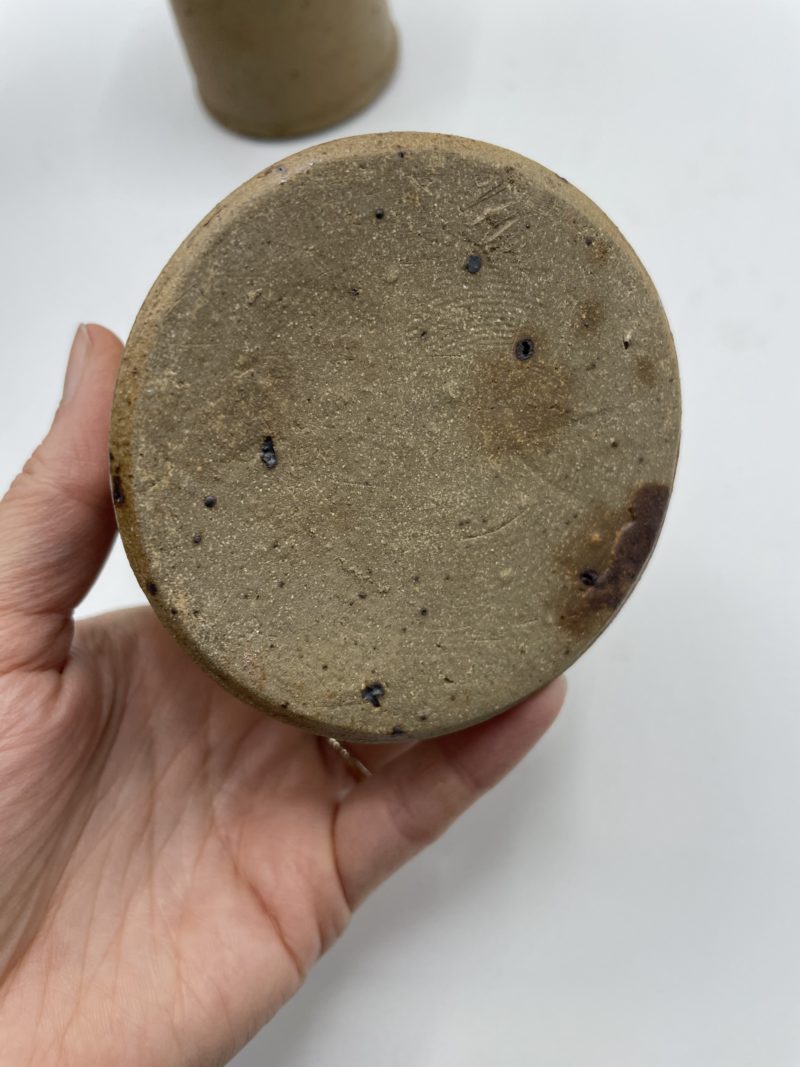 Lot de 4 gobelets et brocs en grès vintage – Image 6