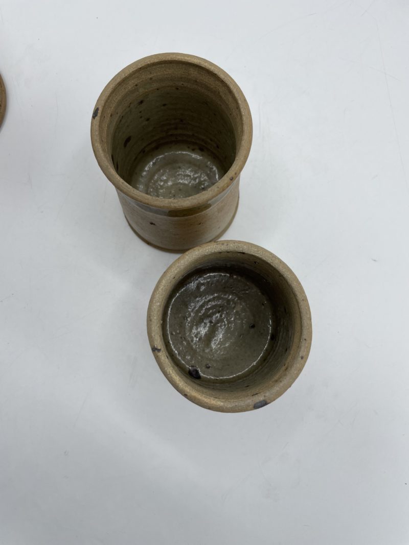 Lot de 4 gobelets et brocs en grès vintage – Image 2