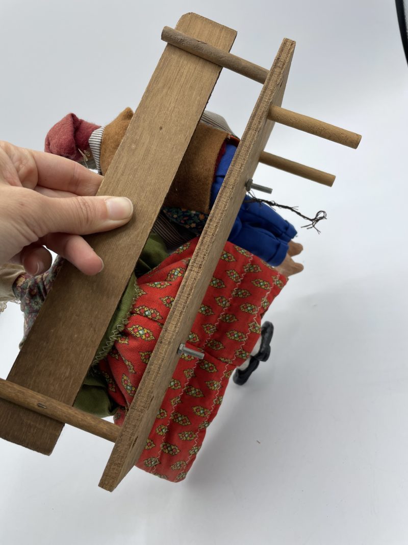 Grand santon de collection vieux pêcheur et sa femme sur un banc – Image 3