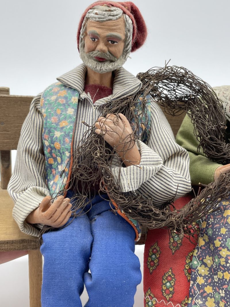 Grand santon de collection vieux pêcheur et sa femme sur un banc – Image 2