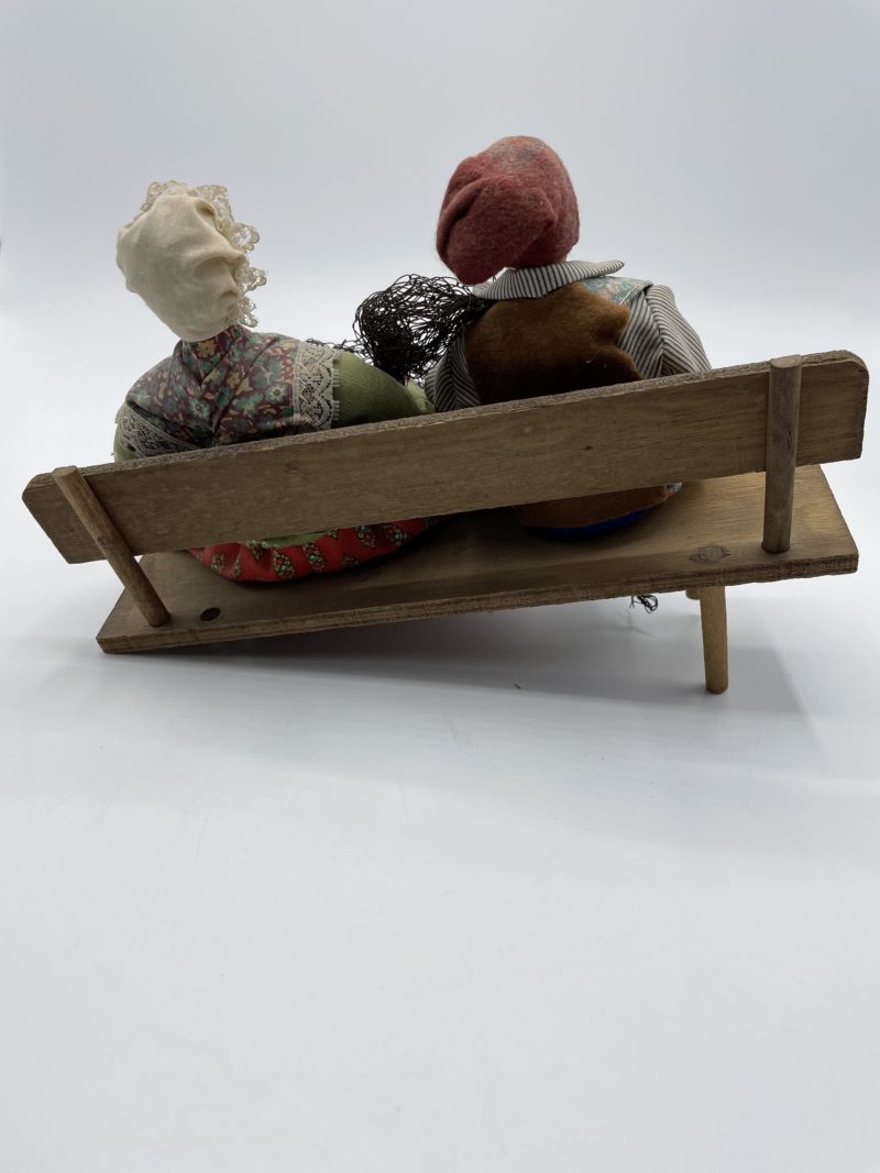 Grand santon de collection vieux pêcheur et sa femme sur un banc – Image 6