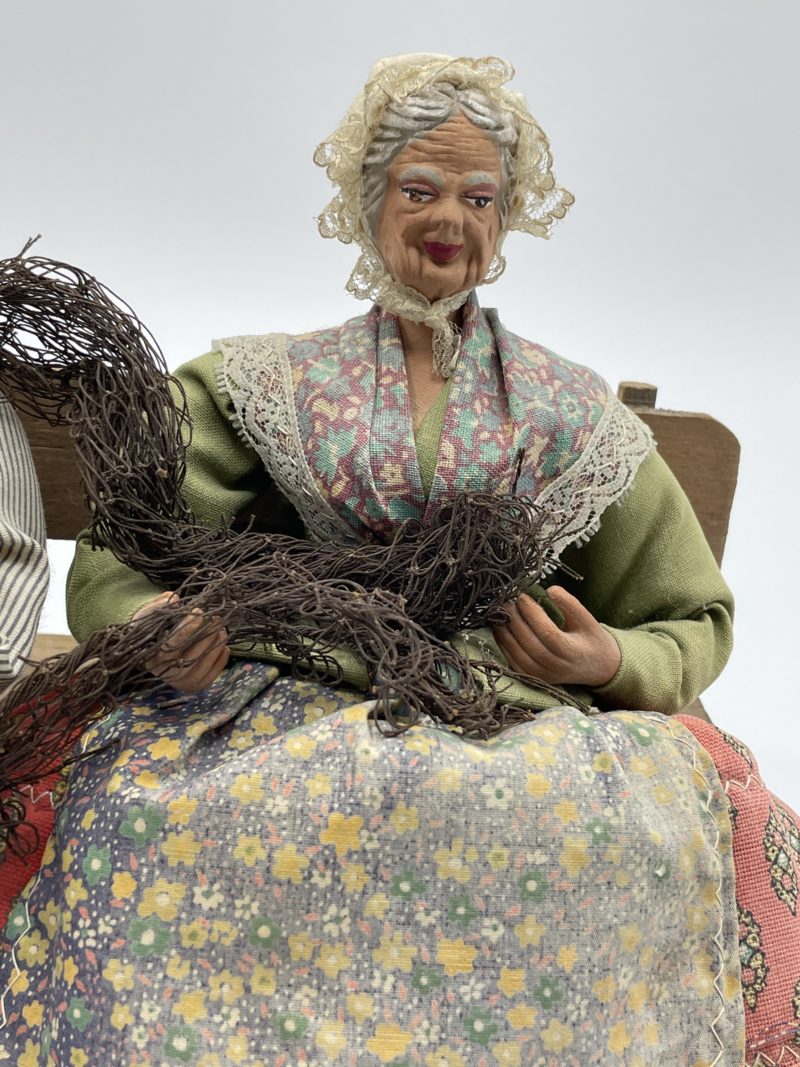 Grand santon de collection vieux pêcheur et sa femme sur un banc – Image 5