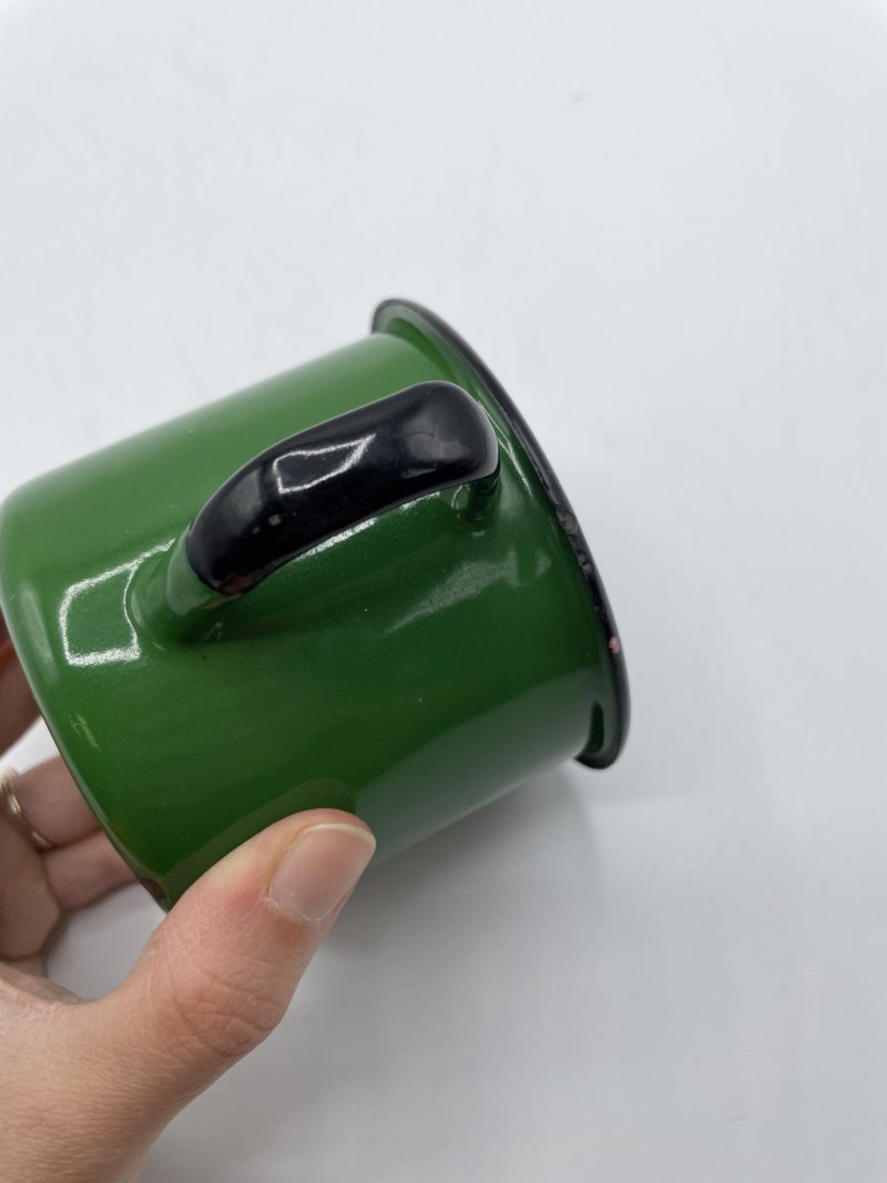 Tasse en métal émaillé vert sapin et noir vintage – Image 2