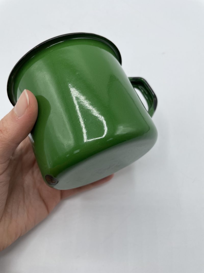 Tasse en métal émaillé vert sapin et noir vintage – Image 3