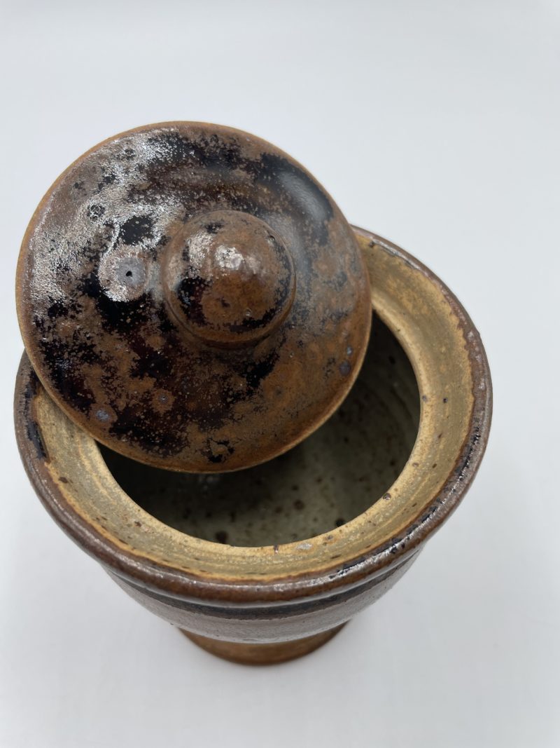 Petit pot sur pied en grès vintage avec couvercle – Image 6