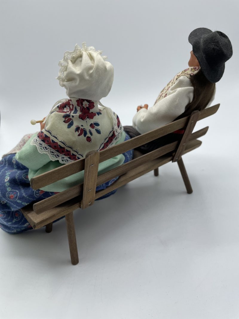 Grand santon collection le vieux et la vieille sur le banc – Image 4