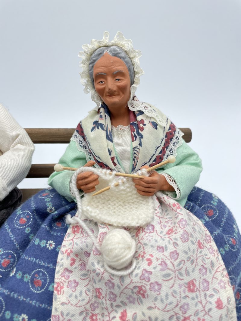 Grand santon collection le vieux et la vieille sur le banc – Image 3