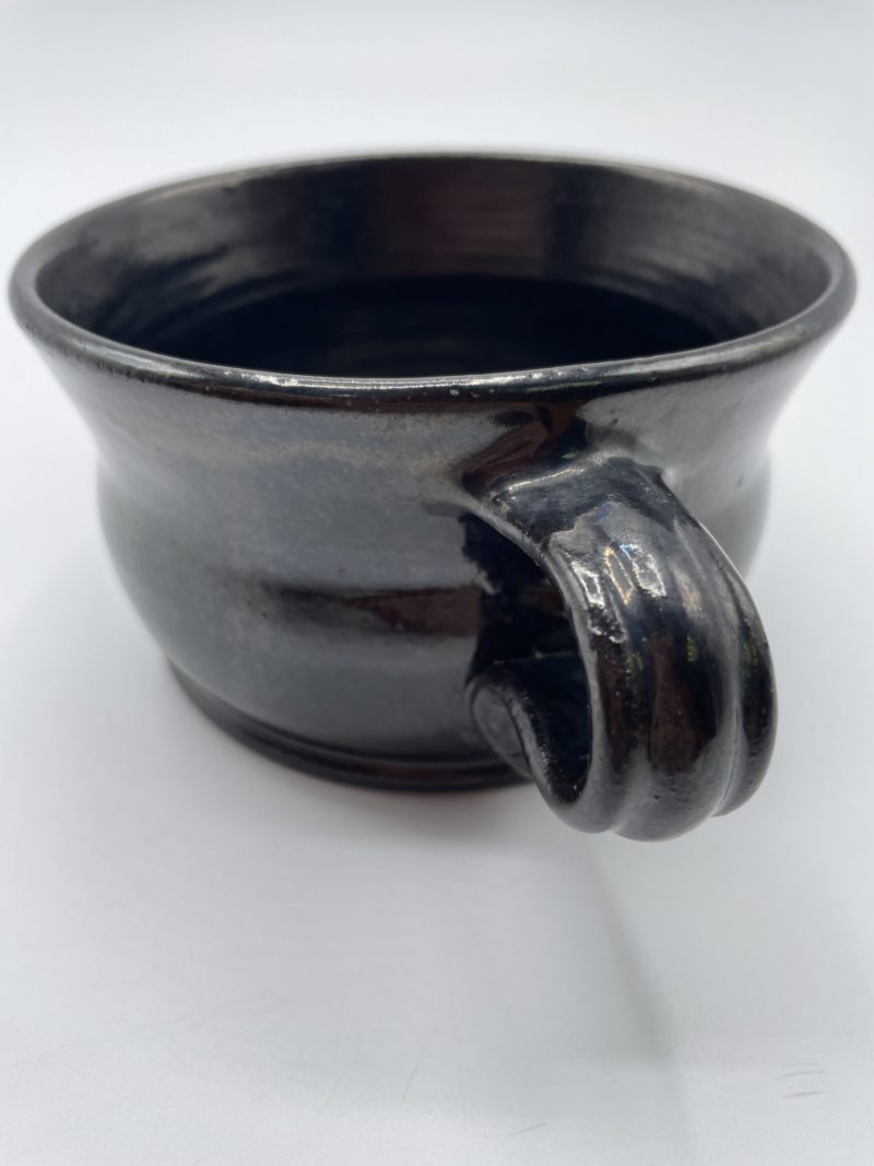 Grande tasse à thé en céramique noire artisanale – Image 2