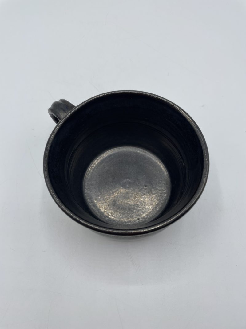 Grande tasse à thé en céramique noire artisanale – Image 3
