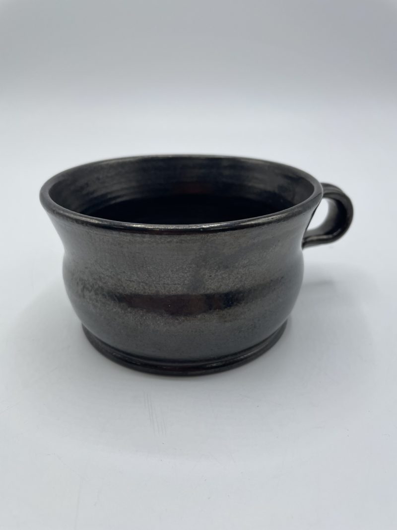Grande tasse à thé en céramique noire artisanale – Image 5