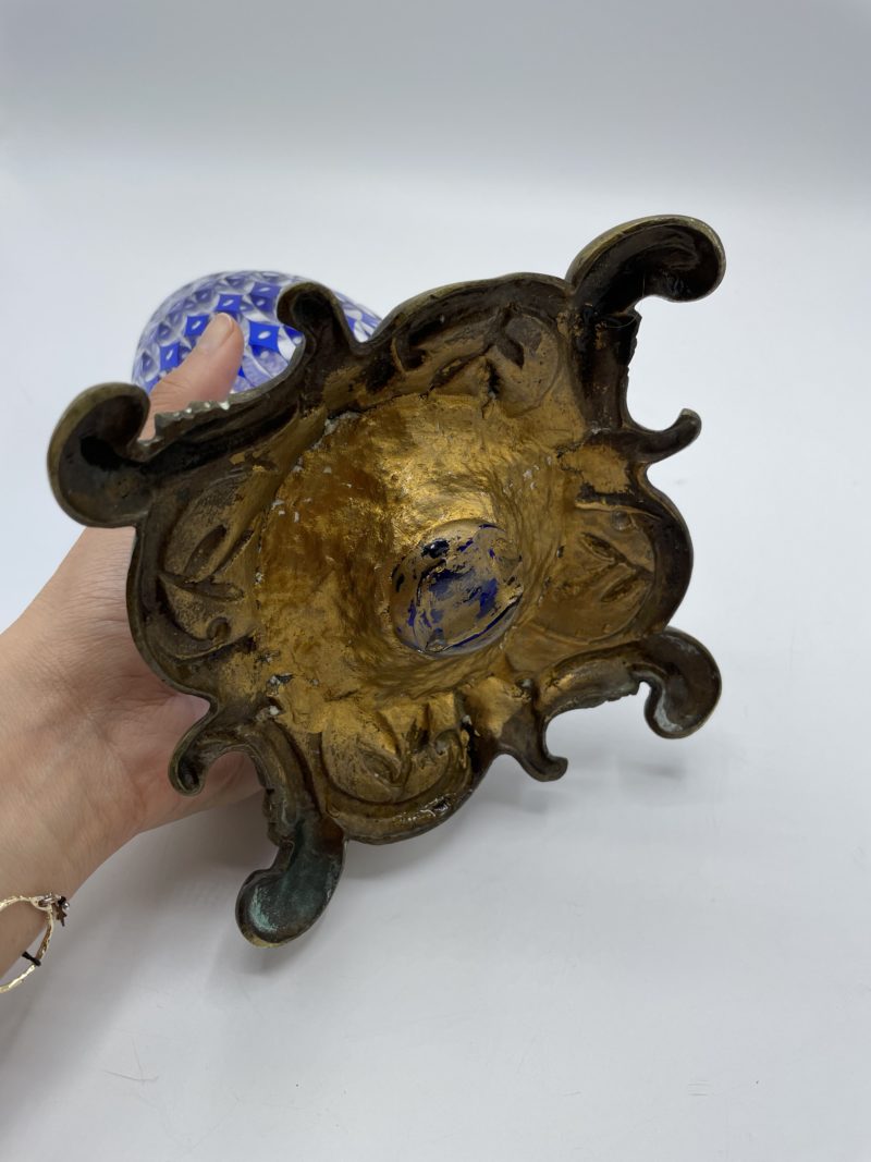 Vase en verre bleu et pied laiton façon cristal Saint Louis – Image 7