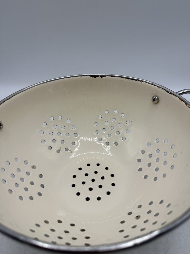 Passoire vintage en émail beige – Image 2