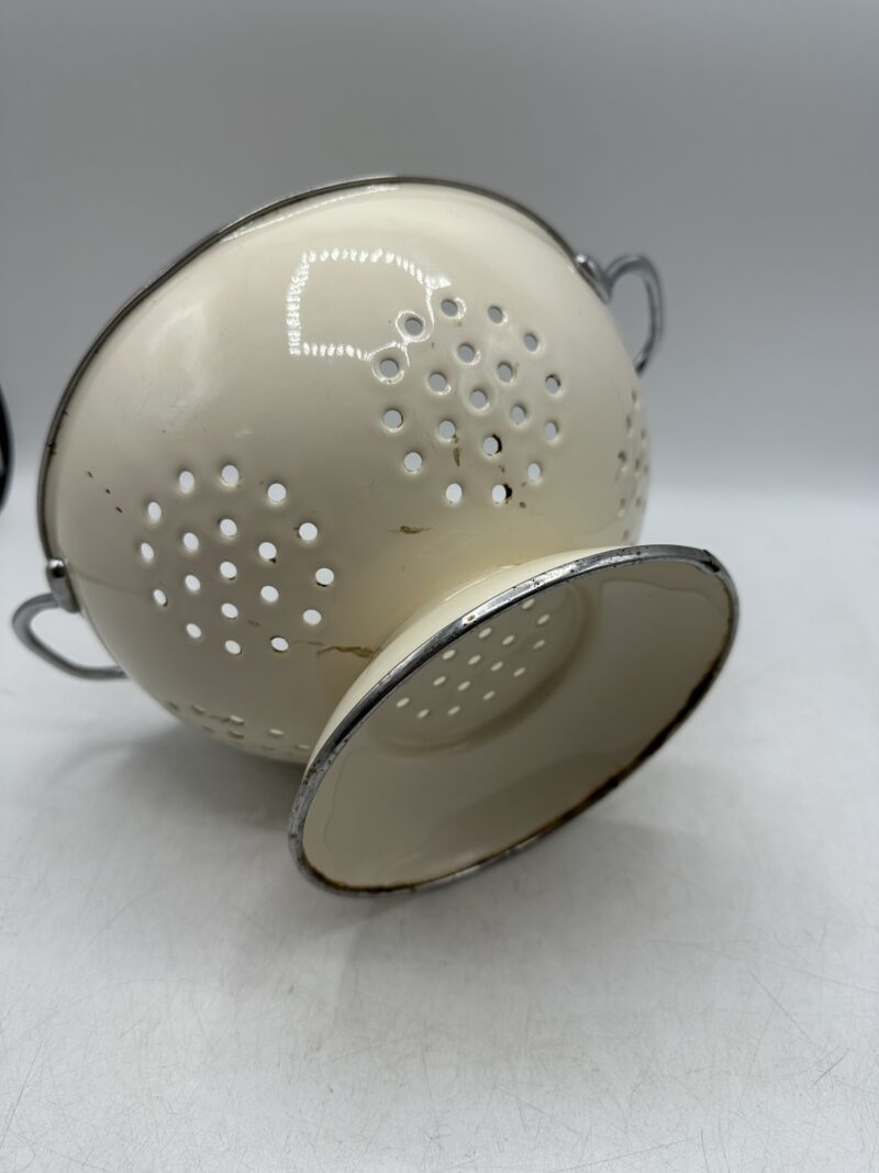 Passoire vintage en émail beige – Image 8