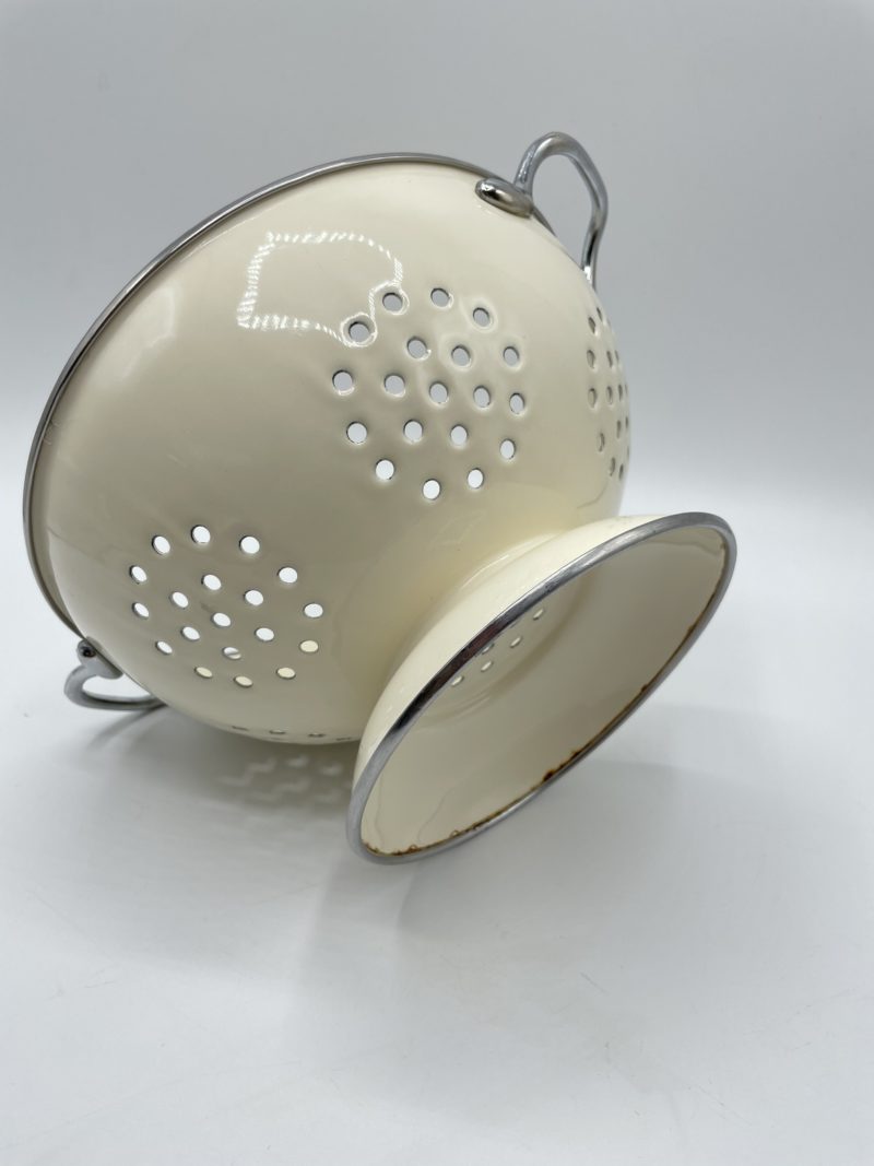 Passoire vintage en émail beige – Image 6
