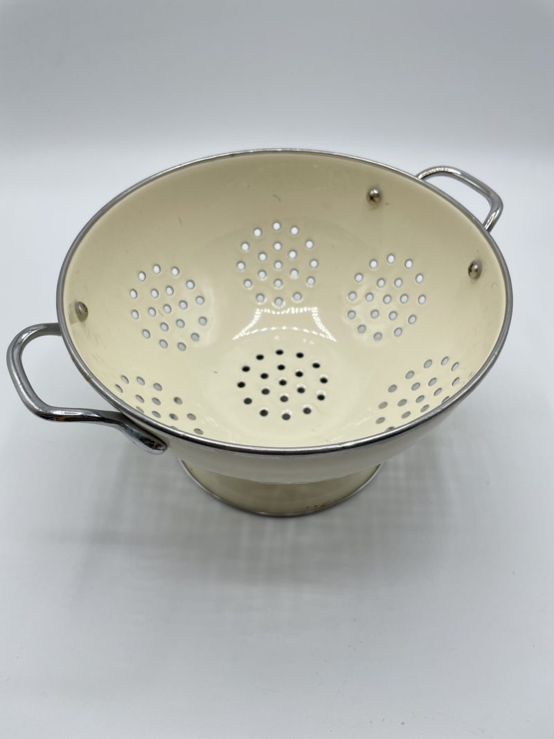 Passoire vintage en émail beige – Image 9