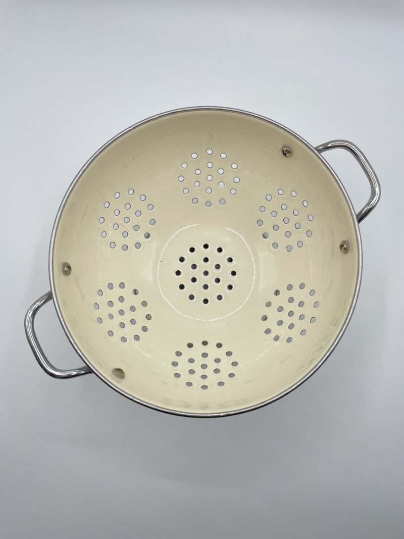 Passoire vintage en émail beige – Image 7