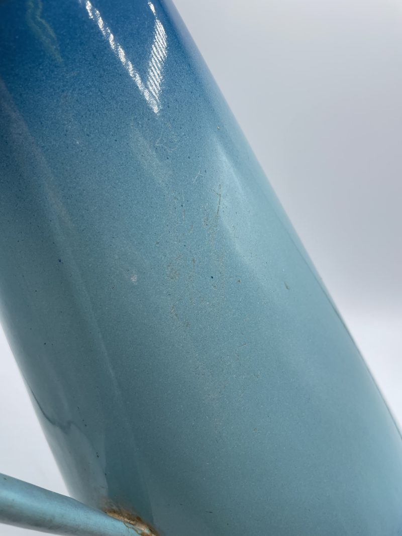 Ancien grand broc de jardin en métal émaillé bleu – Image 10