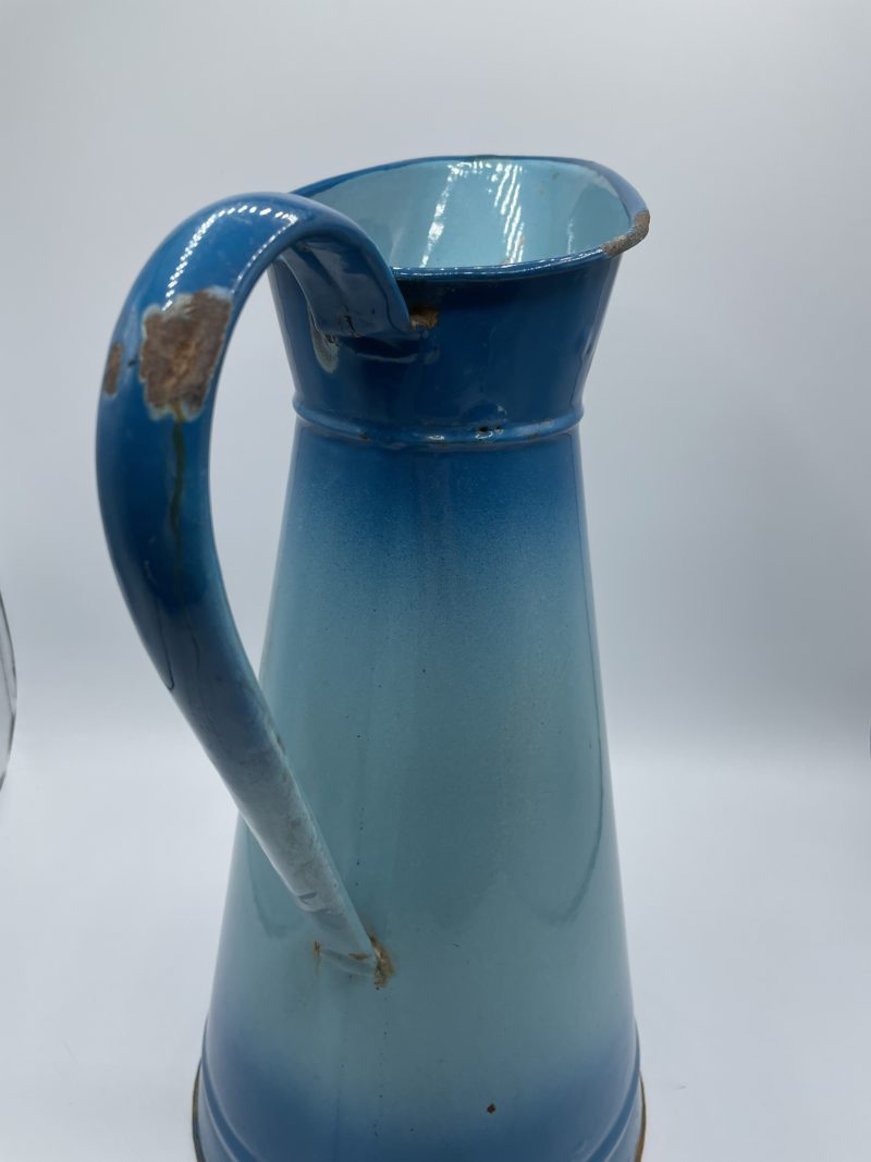 Ancien grand broc de jardin en métal émaillé bleu – Image 2