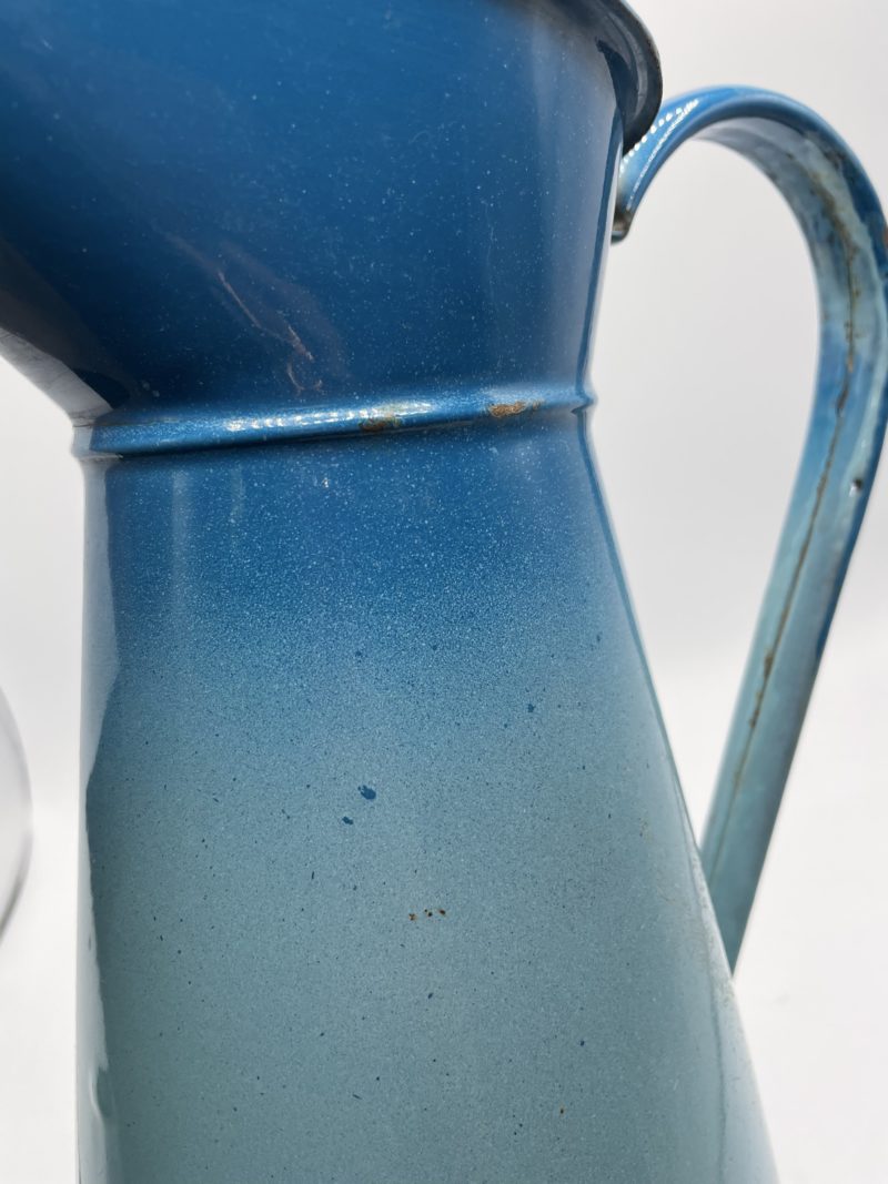 Ancien grand broc de jardin en métal émaillé bleu – Image 11
