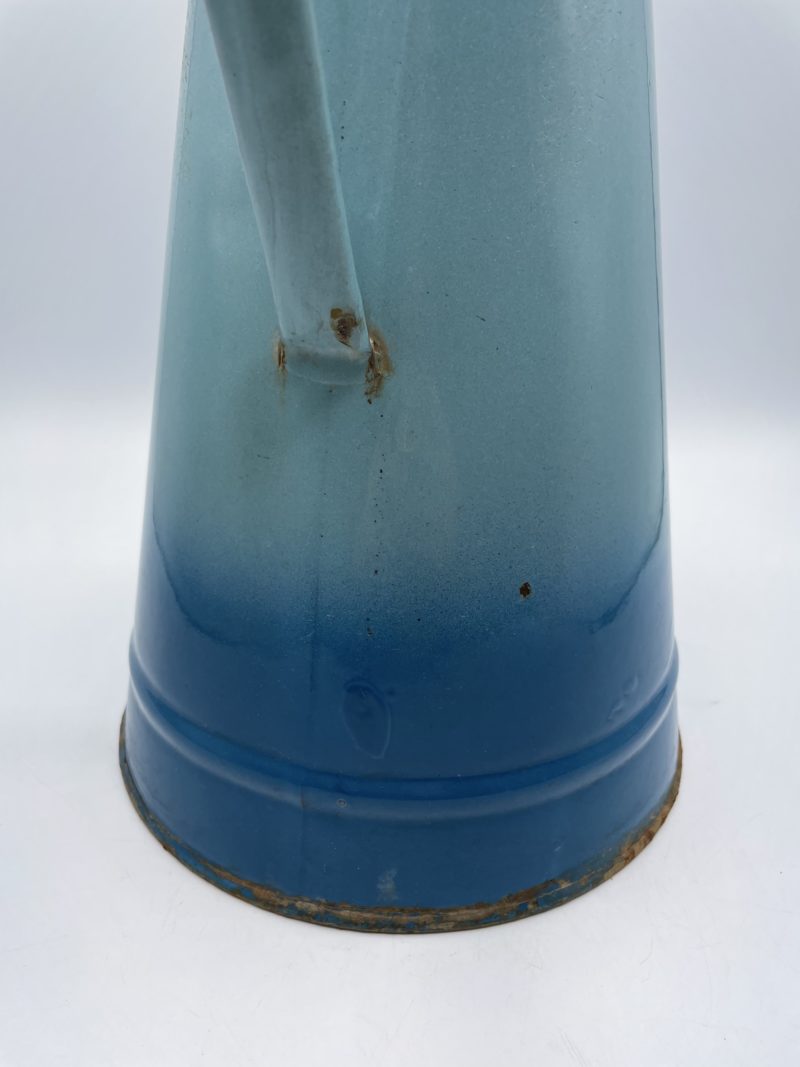 Ancien grand broc de jardin en métal émaillé bleu – Image 7