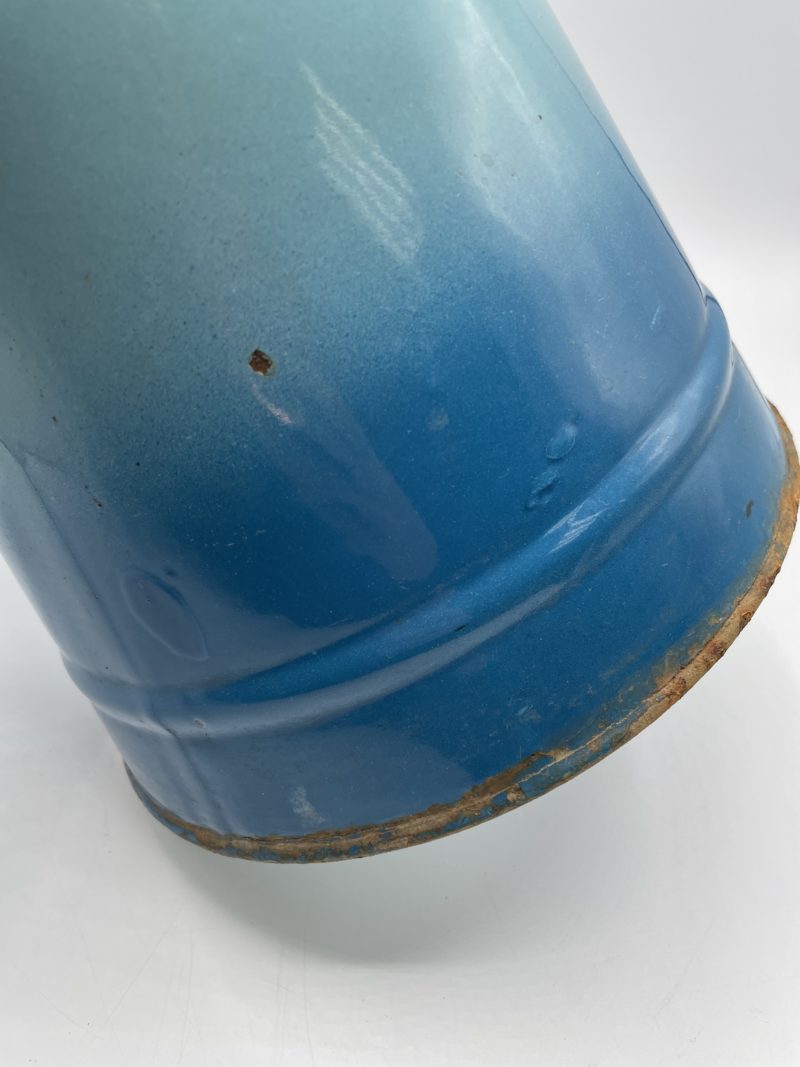 Ancien grand broc de jardin en métal émaillé bleu – Image 8
