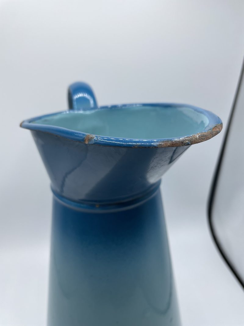Ancien grand broc de jardin en métal émaillé bleu – Image 6