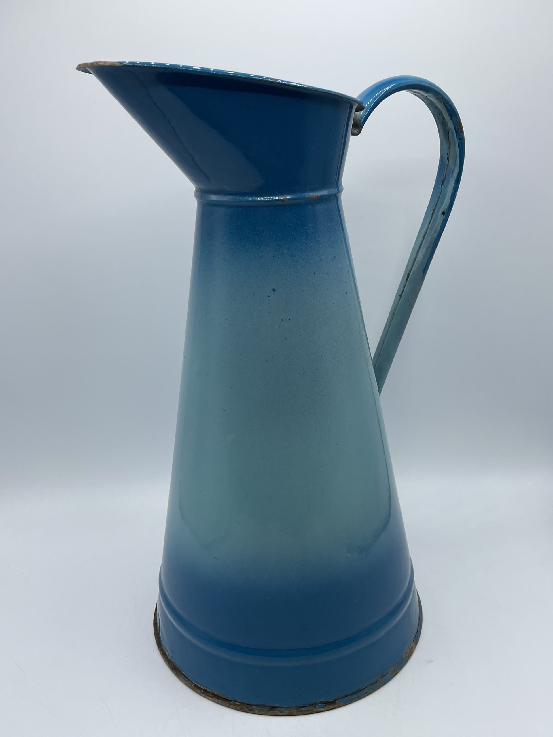 Broc à eau ancien en métal émaillé couleur dégradé bleu vintage