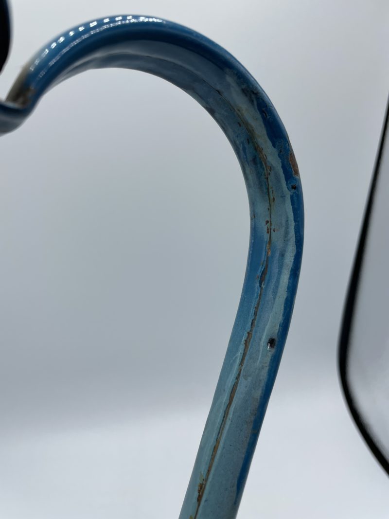 Ancien grand broc de jardin en métal émaillé bleu – Image 3